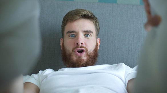 Moški presenečen nad erekcijo